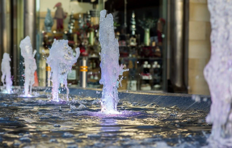 0.5m Spray Height Gushing Fountain with RGB Lights